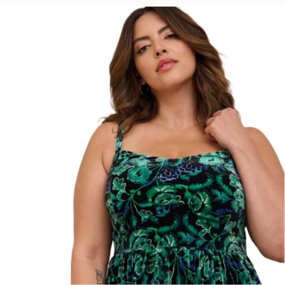 NWT Torrid 2  Midi Velvet Skater Floral Pocket Dress. - Picture 2 of 3